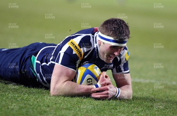 220213 Sale v Harlequins - Aviva Premiership - Richie Vernon of Sale Sharks dives across the line to score a try 