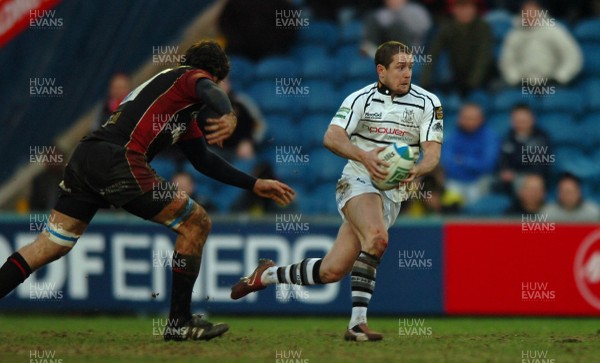 200107 - Sale v Ospreys - Heineken Cup - Ospreys Shane Williams tries to get past Sale's Sebastien Chabal 