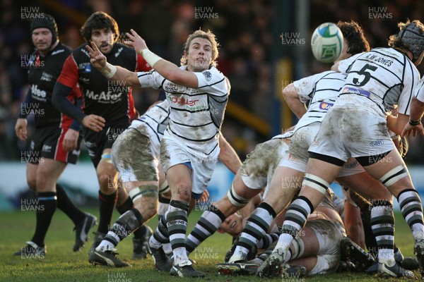 200107  Sale v Ospreys Ospreys Justin Marshall gets the ball away 