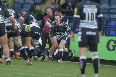 04.02.12 - Sale Sharks v Scarlets - LV= Cup.Dwayne Peel feeds to the Sale Sharks backs..