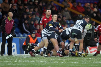 04.02.12 - Sale Sharks v Scarlets - LV= Cup.Dwayne Peel feeds to the Sale Sharks backs..