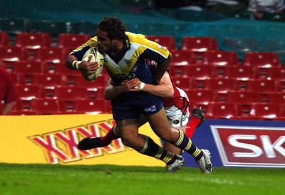 06.05.07 -Salford City Reds v Warrington Wolves Warrington's Henry Fa'afili dives over to score try despite the efforts of David Hodgeson 