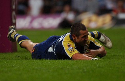 06.05.07 -Salford City Reds v Warrington Wolves Warrington's Vinny Anderson crosses to score a try 