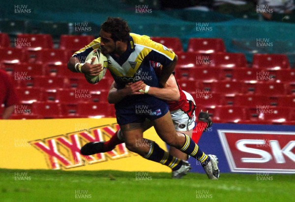 06.05.07 -Salford City Reds v Warrington Wolves Warrington's Henry Fa'afili dives over to score try despite the efforts of David Hodgeson 