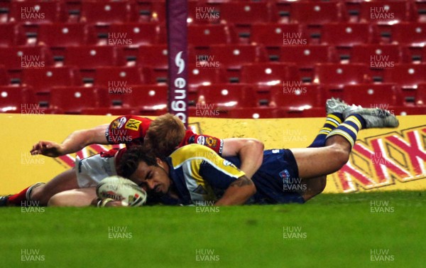 06.05.07 -Salford City Reds v Warrington Wolves Warrington's Henry Fa'afili dives over to score try despite the efforts of David Hodgeson 