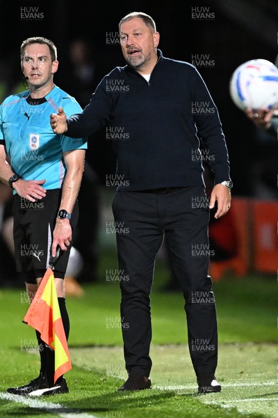 010926 - Salford City v Newport County - Sky Bet League 2 - Peter Cklamovski, Salford Manager