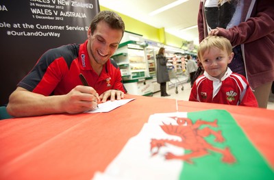 Sam Warburton Signing Session 260912