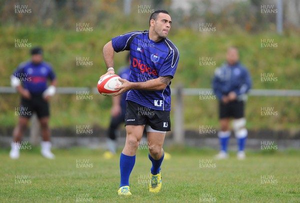 141112 - Samoa Rugby Training -Kahn Fotualii during training