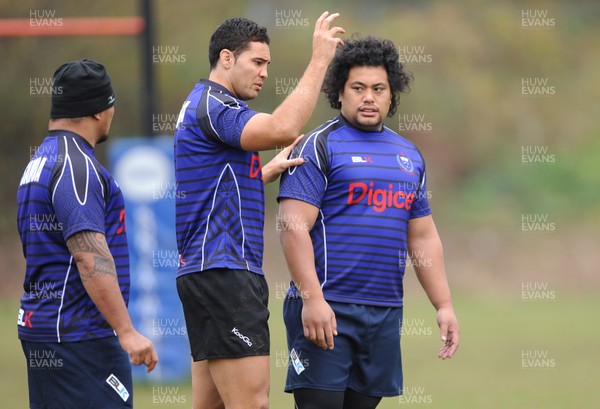 141112 - Samoa Rugby Training -Census Johnson talks to Daniel Leo and Sakaria Taulafo(L) during training