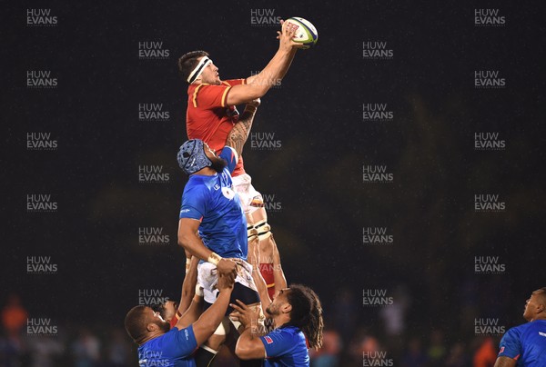 230617 - Samoa v Wales - Rory Thornton of Wales and Faatiga Lemalu of Samoa compete for line-out ball