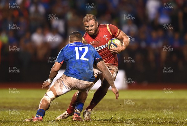230617 - Samoa v Wales - Jamie Roberts of Wales takes on Rey Lee-Lo of Samoa