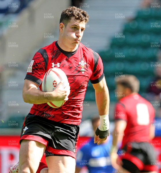 210617  - Samoa vs Wales - HSBC World Rugby Sevens Series - Owen Jenkins races through to score Wales' 3rd try   