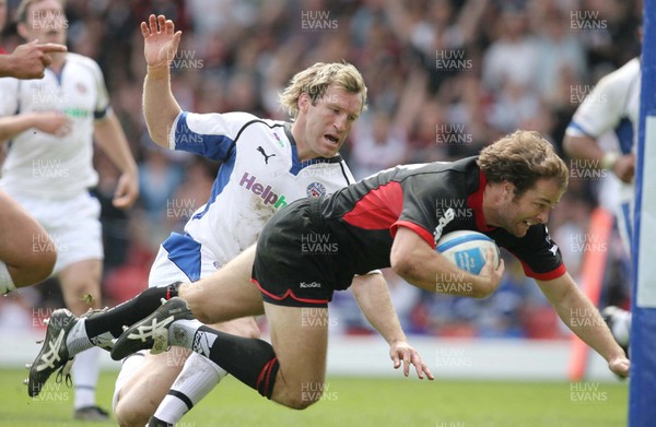 22.04.07..Saracens v Bath, European Challenge Cup Semi-Final. Saracens' Rodd Penney dives past Baths Shaun Berne to score try 