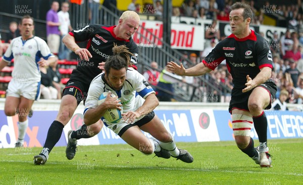 22.04.07..Saracens v Bath, European Challenge Cup Semi-Final. Baths Joe Maddock wins the race against Saracens' Dan Scarbrough and Thomas Castaignede to touch the ball down behind his line and prevent them scoring a try 