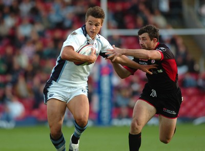 08.10.06 - Saracens v Cardiff Blues - EDF Energy Cup - Blues Chris Czekaj takes on Kevin Sorrell 