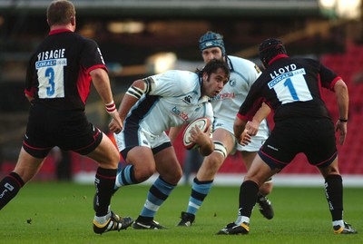 08.10.06 - Saracens v Cardiff Blues - EDF Energy Cup - Blues Gary Powell takes on Cobus Visagie(lt) and Nick Lloyd 