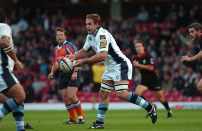 08.10.06 - Saracens v Cardiff Blues - EDF Energy Cup - Blues' Xavier Rush offloads 