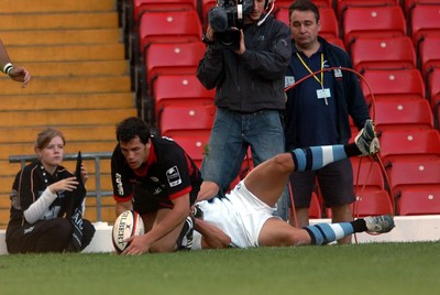 08.10.06  Saracens v Cardiff Blues  Saracens Tomas De Vedia scores try.  