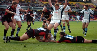 08.10.06  Saracens v Cardiff Blues  Blues Mark Lewis scores try despite tackle by Tomas De Vedia(lt) and Neil de Kock(rt)  