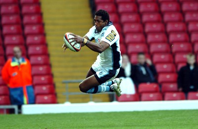 08.10.06  Saracens v Cardiff Blues  Blues Mosese Luveitasau dives in to score try.  