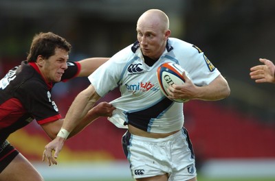 08.10.06  Saracens v Cardiff Blues  Blues Tom Shanklin is caught by Tomas de Vedia  