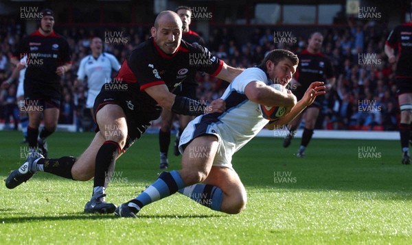 08.10.06 - Saracens v Cardiff Blues - EDF Energy Cup - Blues Marc Stcherbina dives in for try dispite tackle from Paul Gustard 