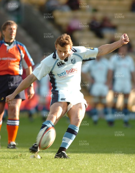 08.10.06 - Saracens v Cardiff Blues - EDF Energy Cup - Blues Ben Blair kicks at goal 