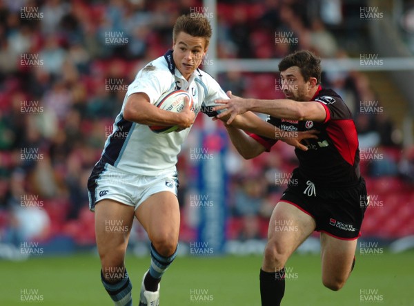 08.10.06 - Saracens v Cardiff Blues - EDF Energy Cup - Blues Chris Czekaj takes on Kevin Sorrell 