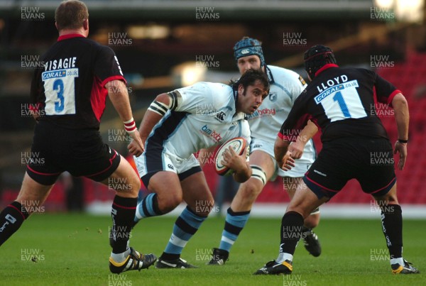 08.10.06 - Saracens v Cardiff Blues - EDF Energy Cup - Blues Gary Powell takes on Cobus Visagie(lt) and Nick Lloyd 