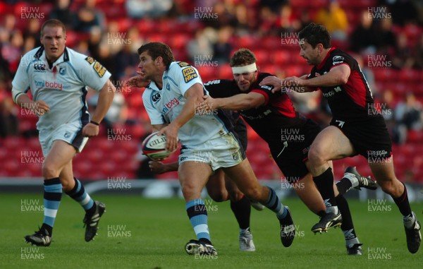 08.10.06 - Saracens v Cardiff Blues - EDF Energy Cup - Blues Marc Stcherbina looks for support 