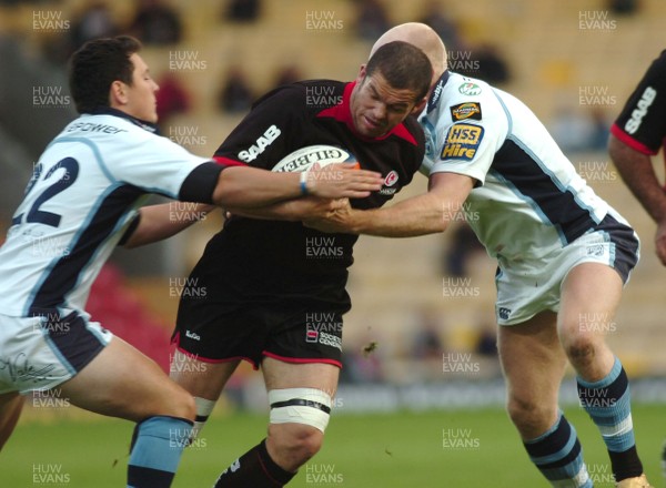 08.10.06 - Saracens v Cardiff Blues - EDF Energy Cup - Saracens Andy Farrell takes on Tom Shanklin and Dai Flanagan(lt) 