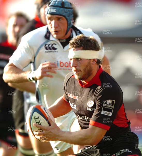 08.10.06  Saracens v Cardiff Blues  Saracens  Ben Johnston is tracked by Scott Morgan.  