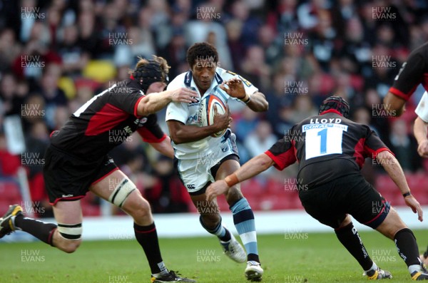 08.10.06  Saracens v Cardiff Blues  Blues Mosese Luveitasau runs between Iain Fullerton and Nick Lloyd  