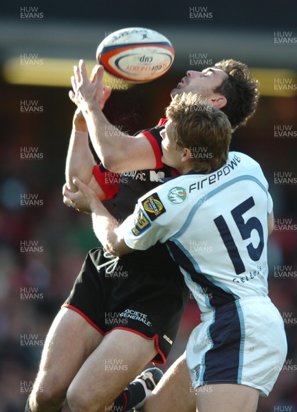 08.10.06  Saracens v Cardiff Blues  Saracens Tomas de Vedia takes ball from Ben Blair.  