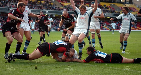 08.10.06  Saracens v Cardiff Blues  Blues Mark Lewis scores try despite tackle by Tomas De Vedia(lt) and Neil de Kock(rt)  