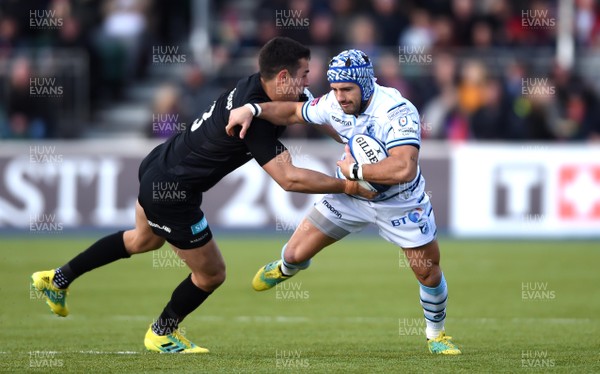091218 - Saracens v Cardiff Blues - European Rugby Champions Cup - Matthew Morgan of Cardiff Blues is tackled by Alex Lozowski of Saracens