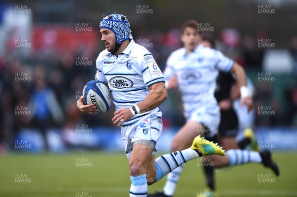 091218 - Saracens v Cardiff Blues - European Rugby Champions Cup - Matthew Morgan of Cardiff Blues runs in to score try