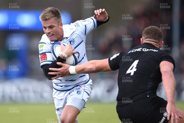 091218 - Saracens v Cardiff Blues - European Rugby Champions Cup - Gareth Anscombe of Cardiff Blues is tackled by Nick Isiekwe of Saracens