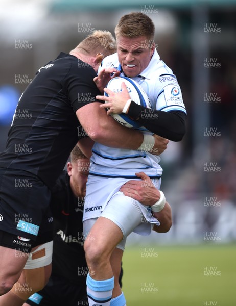 091218 - Saracens v Cardiff Blues - European Rugby Champions Cup - Gareth Anscombe of Cardiff Blues is tackled by Vincent Koch and Nick Isiekwe of Saracens