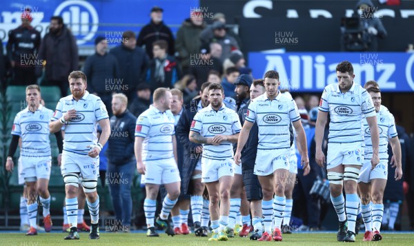 091218 - Saracens v Cardiff Blues - European Rugby Champions Cup - Cardiff Blues players look dejected at the end of the game