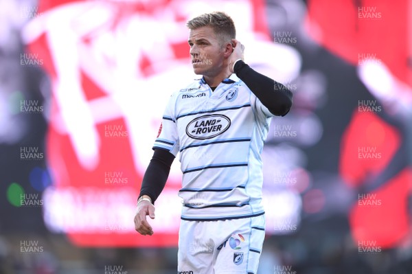 091218 - Saracens v Cardiff Blues - European Rugby Champions Cup - Gareth Anscombe of Cardiff Blues looks dejected at the end of the game