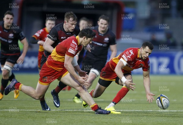 270118 - Saracens v Dragons - Anglo Welsh Cup - Zane Kirchner (right) and Sam Beard of Dragons dive on the loose ball