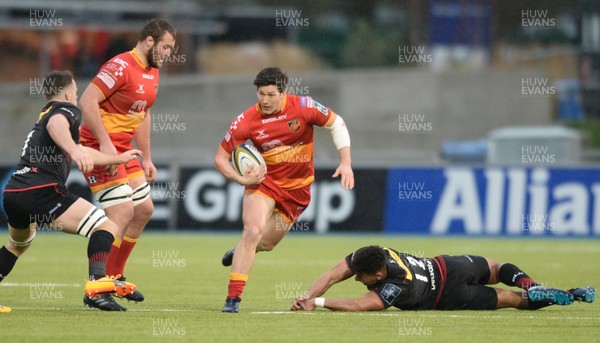 270118 - Saracens v Dragons - Anglo Welsh Cup - Sam Beard of Dragons running with the ball