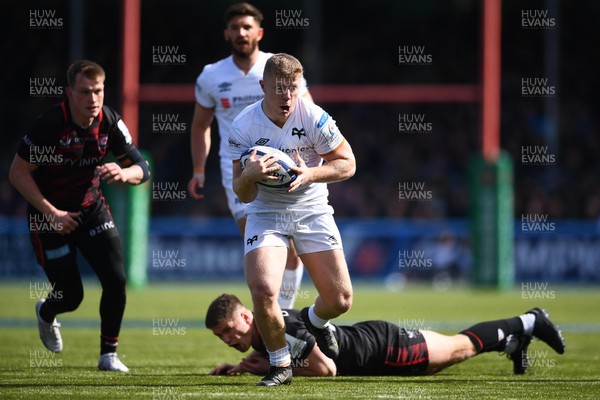 020423 - Saracens v Ospreys - European Rugby Champions Cup - Keiran Williams of Ospreys gets away from Owen Farrell of Saracens