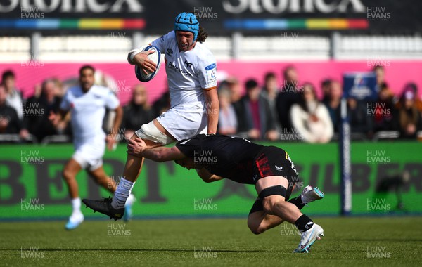 020423 - Saracens v Ospreys - European Rugby Champions Cup - Justin Tipuric of Ospreys is tackled by Ben Earl of Saracens