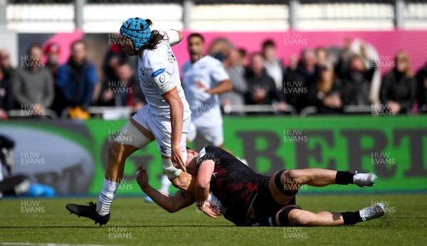 020423 - Saracens v Ospreys - European Rugby Champions Cup - Justin Tipuric of Ospreys is tackled by Ben Earl of Saracens