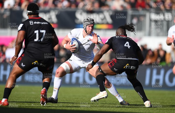 020423 - Saracens v Ospreys - European Rugby Champions Cup - Dan Lydiate of Ospreys takes on Maro Itoje of Saracens