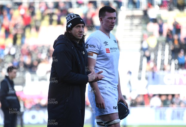 020423 - Saracens v Ospreys - European Rugby Champions Cup - Justin Tipuric and Adam Beard of Ospreys at the end of the game