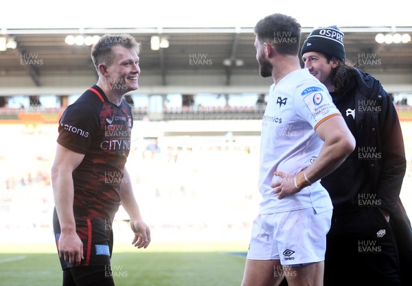020423 - Saracens v Ospreys - European Rugby Champions Cup - Nick Tompkins of Saracens with Owen Williams and Justin Tipuric of Ospreys at the end of the game