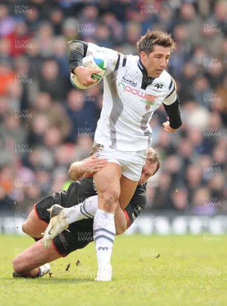 06.04.08 - Saracens v Ospreys - Heineken Cup Quarter Final - Ospreys Gavin Henson is tackled by Richard Hill 